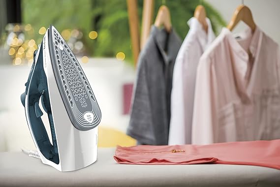 Tefal Steam Iron - Continuous Steam Flow of 40 Grams per minute and 210 g/min with the boost for thick fabrics - 2400W - 270ml - 50/60Hz - Express Steam FV2831M0 - Image 2